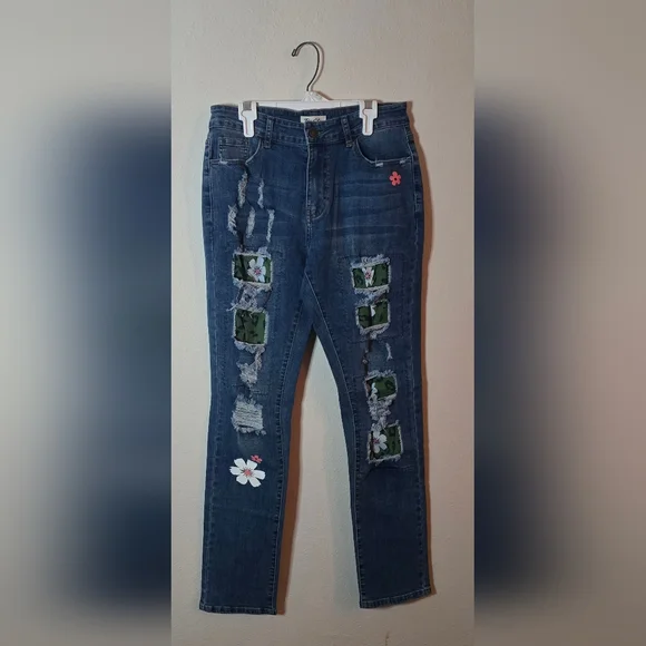 Tres Chic Dark Wash Distressed Floral Patch Boho Casual Festival Jeans New Small - Picture 1 of 5